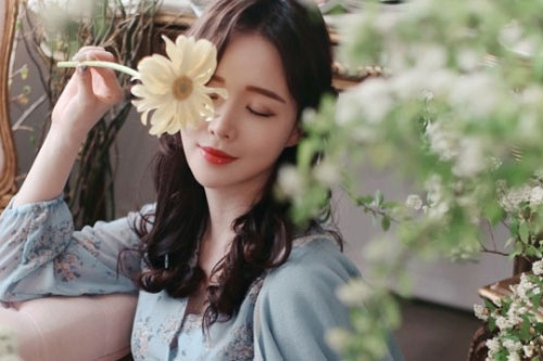 3 điều đơn giản, phụ nữ thường không bận tâm nhưng nếu sở hữu chúng sẽ khiến chồng dù nằm cạnh bên vẫn đứng ngồi lo giữ vợ