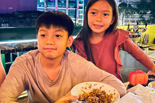 Subeo nhà Hồ Ngọc Hà cùng con gái Đoan Trang chiếm trọn “spotlight” khi chung khung hình với bố mẹ