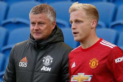 M.U từ chối bán Van de Beek