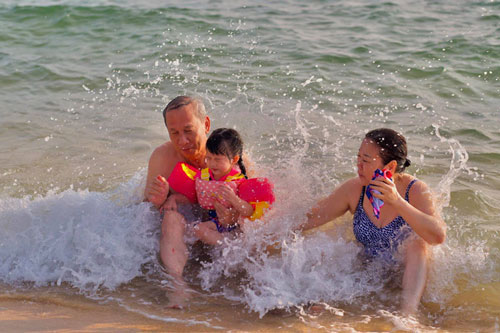 Hình ảnh vừa đáng yêu vừa hài hước của con gái Đặng Thu Thảo bên ông bà nội quyền lực