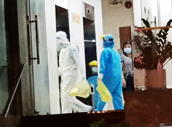 Lực lượng y tế tiến hành xử lý khử khuẩn tại khách sạn Phú An ngay từ chiều tối 3/5