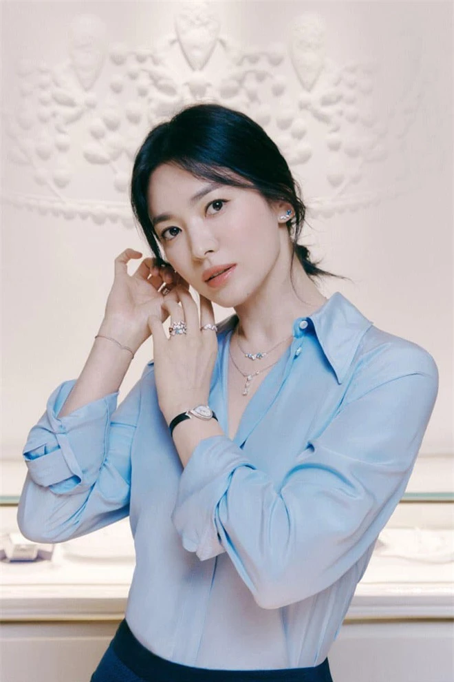 Nửa đêm, Song Hye Kyo đánh úp dân tình với bộ ảnh đẹp muốn xỉu: Diện sơ mi đơn giản mà sang hết nấc, gương mặt cực phẩm xinh hút hồn - Ảnh 4.