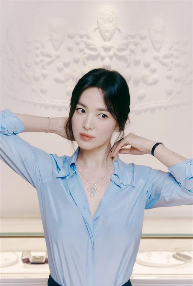 Nửa đêm, Song Hye Kyo đánh úp dân tình với bộ ảnh đẹp muốn xỉu: Diện sơ mi đơn giản mà sang hết nấc, gương mặt cực phẩm xinh hút hồn - Ảnh 5.