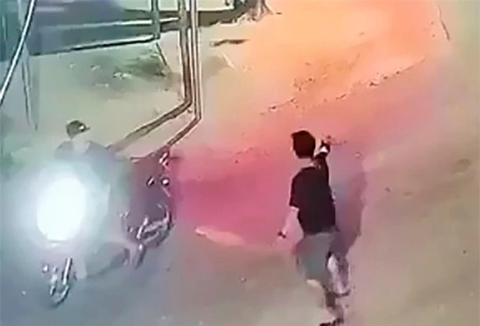 Quảng Ngãi: Truy tìm nhóm côn đồ nổ súng truy sát nhau lúc đêm khuya - Ảnh 2. Quảng Ngãi: Truy tìm nhóm côn đồ nổ súng truy sát nhau lúc đêm khuya - Ảnh 2.