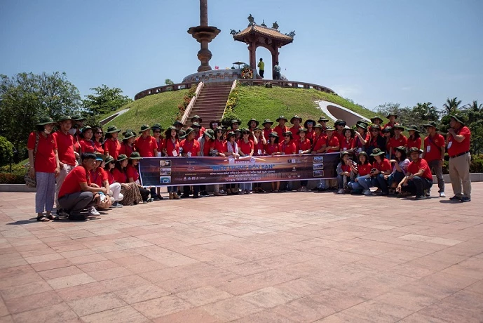 Trước dịp 30-4 đoàn của Hội Du lịch Cộng đồng Việt Nam về thắp hương và tưởng niệm các anh hùng của thành cổ Quảng Trị