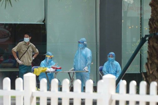 Liên tiếp 4 ca mắc Covid-19 sau cách ly, chuyên gia lý giải nguyên nhân