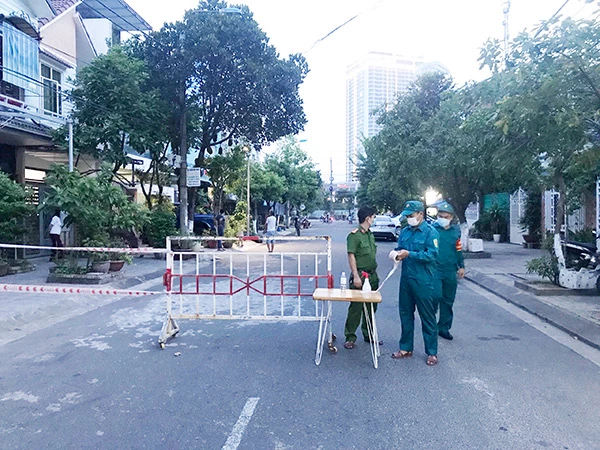 Từ chiều 4/5, quận Sơn Trà bắt đầu lập chốt trên các tuyến đường vào chợ Phước Mỹ để bắt đầu tạm dừng hoạt động chợ này từ 0h ngày 5/5