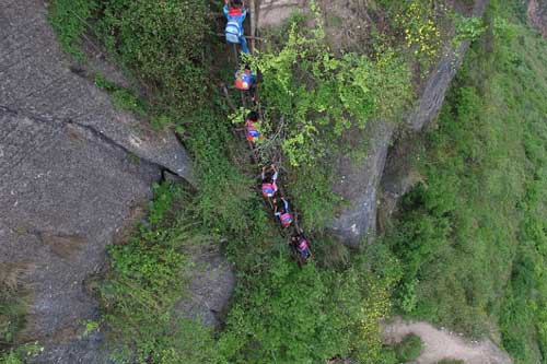 “Đứng tim” với con đường đến trường hiểm nguy ở Trung Quốc