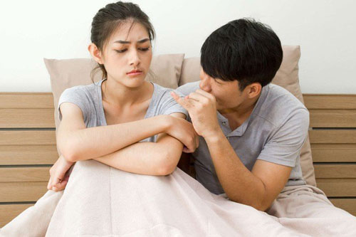 Đang mê say ân ái cùng bạn trai, anh bỗng làm động tác lạ rồi trừng mắt nhìn tôi, nguyên do xuất phát từ tiếng động ngoài cửa