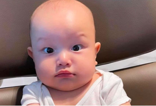 Mỗi ngày một biểu cảm, nhóc Leon nhà Hồ Ngọc Hà tiếp tục khiến dân tình phát sốt vì độ đáng yêu