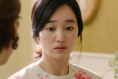 Cả nhà đi nghỉ lễ, mẹ chồng thất kinh khi phát hiện 2 người đàn ông trong phòng khách sạn với con dâu