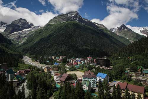 Vẻ đẹp tráng lệ của khu nghỉ dưỡng trên núi Dombay (Nga)