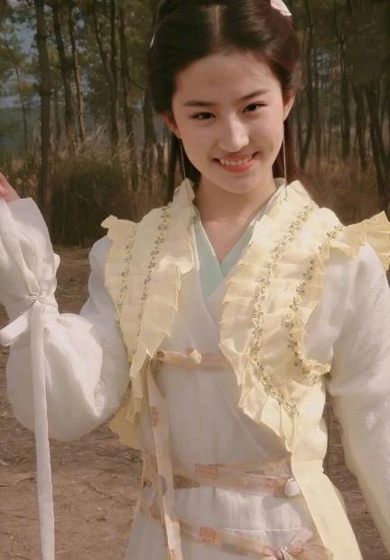 Lưu Diệc Phi trẻ trung và tinh nghịch trong tạo hình cổ trang khi vào vai Triệu Linh Nhi trong Tiên Kiếm Kỳ Hiệp.