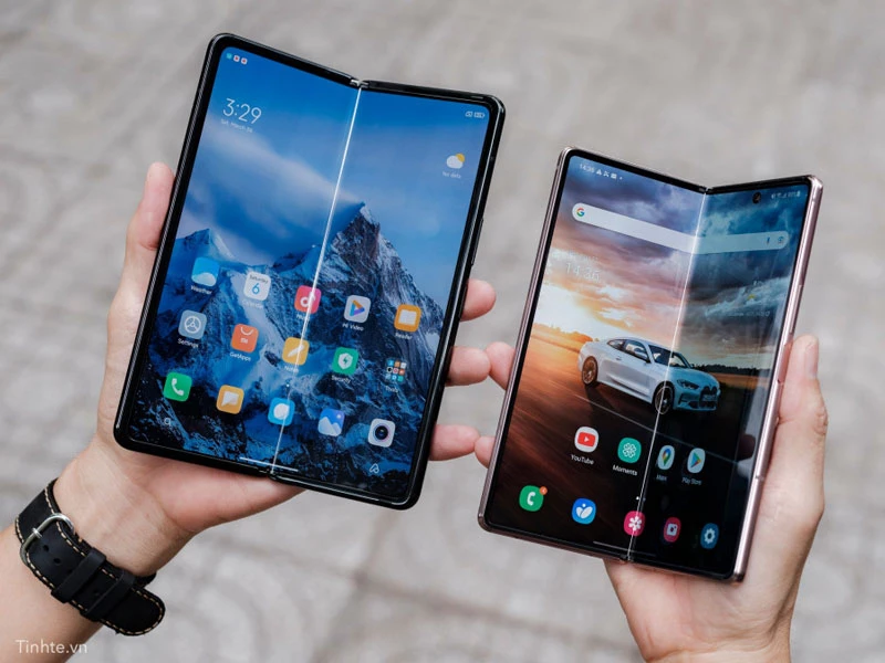 Xiaomi Mi Mix Fold với Samsung Galaxy Z Fold2 (phải). Ảnh: Tinh tế.