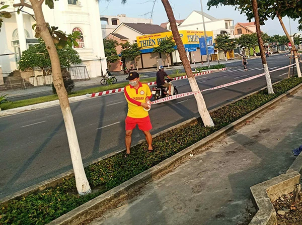 BQL Bán đảo Sơn Trà và các bãi biển du lịch Đà Nẵng triển khai giăng hàng rào tạm dừng hoạt động tắm biển trên hai tuyến biển du lịch chính của TP là tuyến Hoàng Sa - Võ Nguyên Giáp - Trường Sa và tuyến Nguyễn Tất Thành