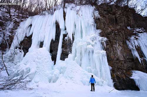 Ngất ngây trước vẻ đẹp của thác nước đóng băng núi Guanmen, Trung Quốc