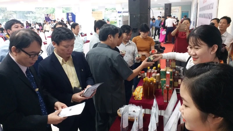 Đại biểu tham quan các sản phẩm khởi nghiệp của tỉnh Thừa Thiên Huế. 