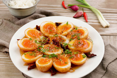 Trứng lòng đào chiên sốt me, mới nghe đã ứa nước miếng, ăn 1 lần nghiện luôn