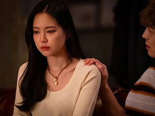 Vợ bị tai nạn, chồng lập tức đưa về quê "nhờ" ông bà ngoại chăm hộ, 4 tháng sau đến đón vợ nhưng cô lại cho anh 1 bất ngờ đầy cay đắng