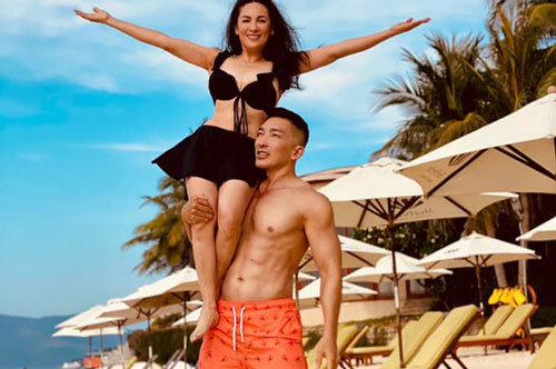 Phi Nhung diện bikini khoe body nhưng không "hot" bằng khoảnh khắc bồng bế với trai trẻ 6 múi