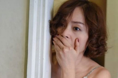 Bố mẹ chồng tương lai làm bàn đầy thức ăn, nửa đêm tôi bủn rủn khi đi ngang qua bếp