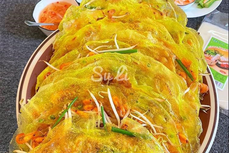 Trời ẩm ương, học cách đổ bánh xèo tôm thịt vàng ươm, giòn tan ăn đã miệng