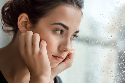 Vừa nghe tin thông gia nhập viện, mẹ chồng vội vã nhét vào tay tôi một túi vải đầy vàng và thì thầm "không cần trả lại"