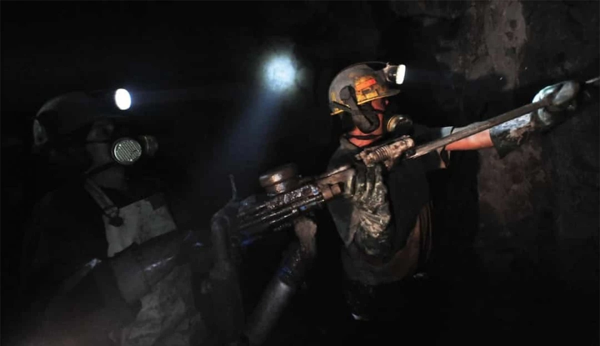 Năm 2010, một nhóm 33 thợ mỏ Chile đã mắc kẹt khi mỏ San José sập xuống. Sau khi mắc kẹt trong 69 ngày, những người thợ mỏ đã được giải cứu thành công. Hơn 1 tỷ người trên thế giới đã theo dõi cuộc giải cứu trên và sự việc này sau đó đã được dựng thành phim "The 33".