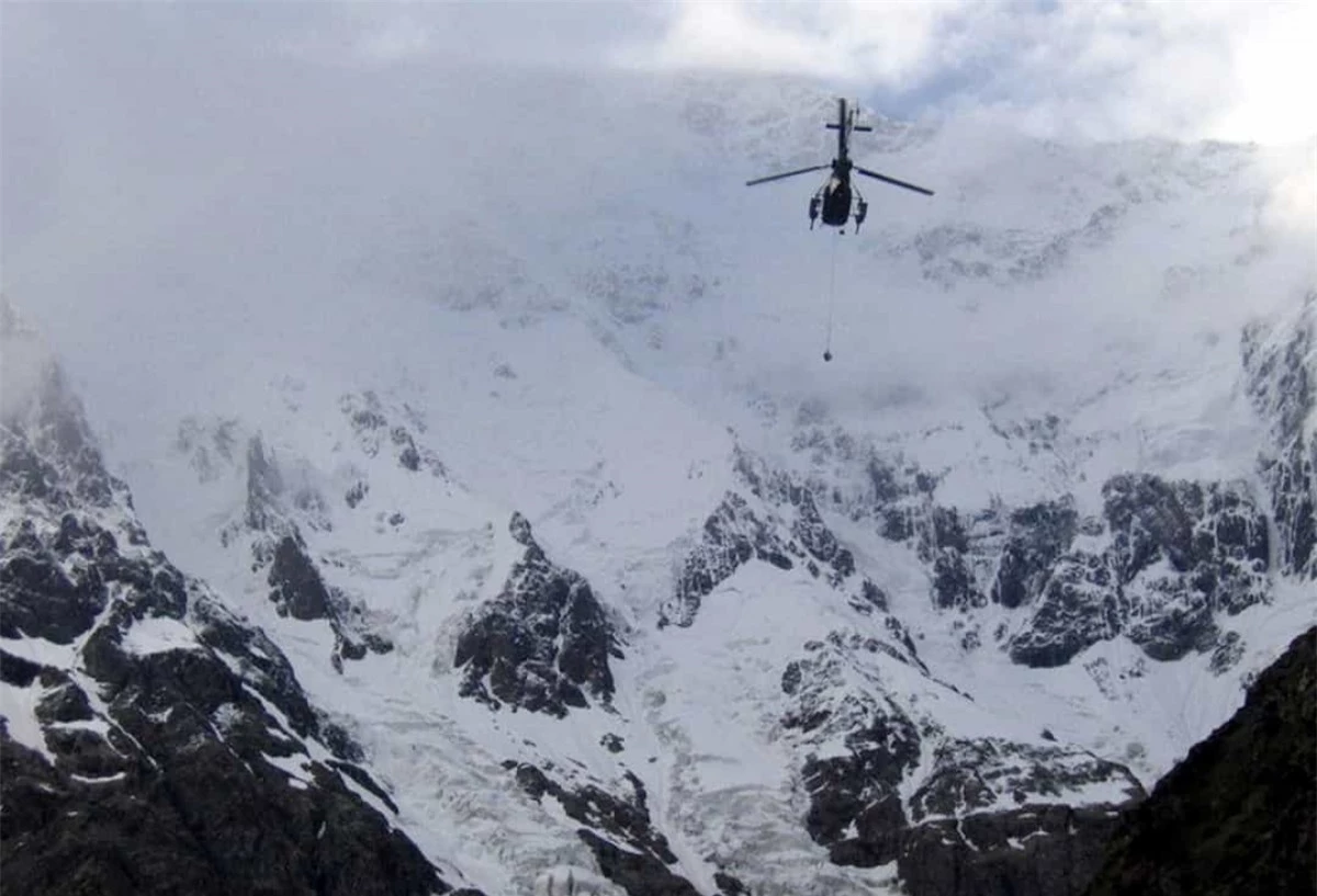 Tháng 4/2010, một cuộc giải cứu quy mô đã diễn ra trên đỉnh Annapurna (đỉnh núi cao thứ 10 thế giới) sau khi 3 nhà leo núi Tây Ban Nha bị mắc kẹt ở độ cao 6.950 mét. Những người leo núi này đã được đưa tới nơi an toàn bằng máy bay sau khi phi cơ trưởng Daniel Aufdenblatten thả một sợi dây dài từ trực thăng và hướng dẫn Richard Lehner treo mình vào sợi dây này để giúp những người leo núi ở dưới.