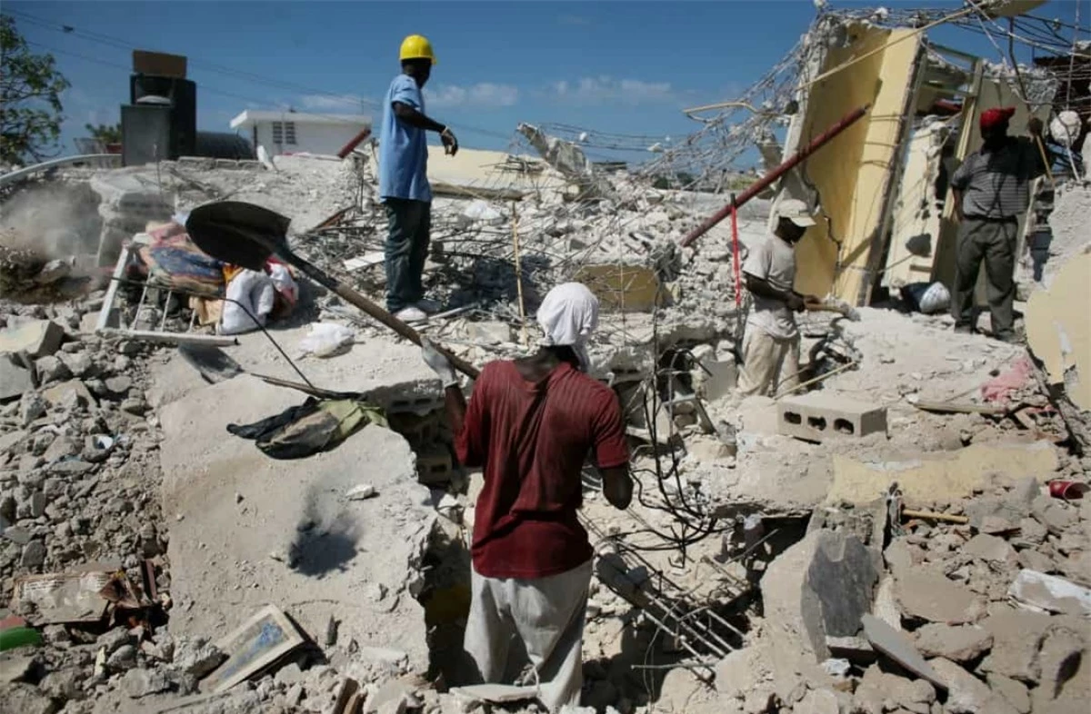 Trận động đất có cường độ là 7 đã tấn công Haiti năm 2010, tàn phá thủ đô Port-au-Prince và ảnh hưởng đến cuộc sống của hàng triệu người. Một trong những chiến dịch giải cứu khó tin nhất đã diễn ra 15 ngày sau trận động đất. Sau khi một người đàn ông nghe thấy tiếng rên trong đống đổ nát, những nhân viên cứu hộ đã đào một con hào cho tới khi họ phát hiện một cô bé 16 tuổi tên là Darlene Etiene mắc kẹt dưới một tấm kim loại.