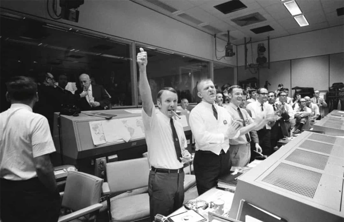 "Houston, chúng tôi gặp vấn đề ở đây", đó là những gì phi hành gia John "Jack" Swigert đã trao đổi với Trung tâm Kiểm soát Sứ mệnh của NASA sau khi phi hành đoàn Apollo 13 nghe thấy một tiếng nổ. Tháng 4/1970, nhiệm vụ đáp xuống Mặt Trăng của tàu Apollo 13 đã bị hủy do sự cố nổ bình oxy và phải tìm cách quay trở về Trái Đất. Các phi hành gia đã sửa chữa tạm thời hệ thống loại bỏ carbon và hạ cánh an toàn ở Nam Thái Bình Dương.