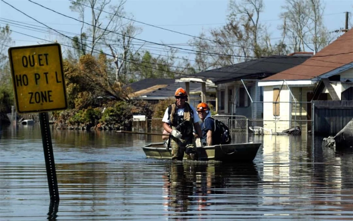 Cơn bão Katrina đã tàn phá bang New Orleans của Mỹ, khiến hơn 1.000 người thiệt mạng và nhiều người không có nhà. Lực lượng Tuần duyên Mỹ đã làm việc không mệt mỏi trong nhiều tháng sau ngày thảm kịch 25/8/2005. Cuối cùng, hơn 5.000 nhân viên cứu hộ đã cứu được hơn 33.000 người.