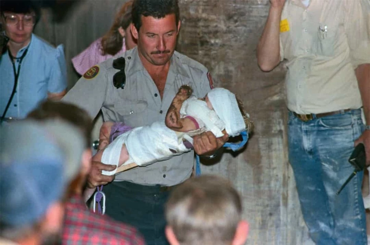 Sau khi cô bé 18 tháng tuổi Jessica McClure rơi xuống giềng trong sân nhà người dì vào ngày 14/10/1987, trong 58 giờ sau đó, các nhân viên cứu hộ đã khoan 1 đường hầm xuyên qua giếng để giải cứu cô bé. Toàn bộ quá trình này đã được tường thuật trực tiếp trên CNN với hàng triệu người trên khắp nước Mỹ theo dõi.