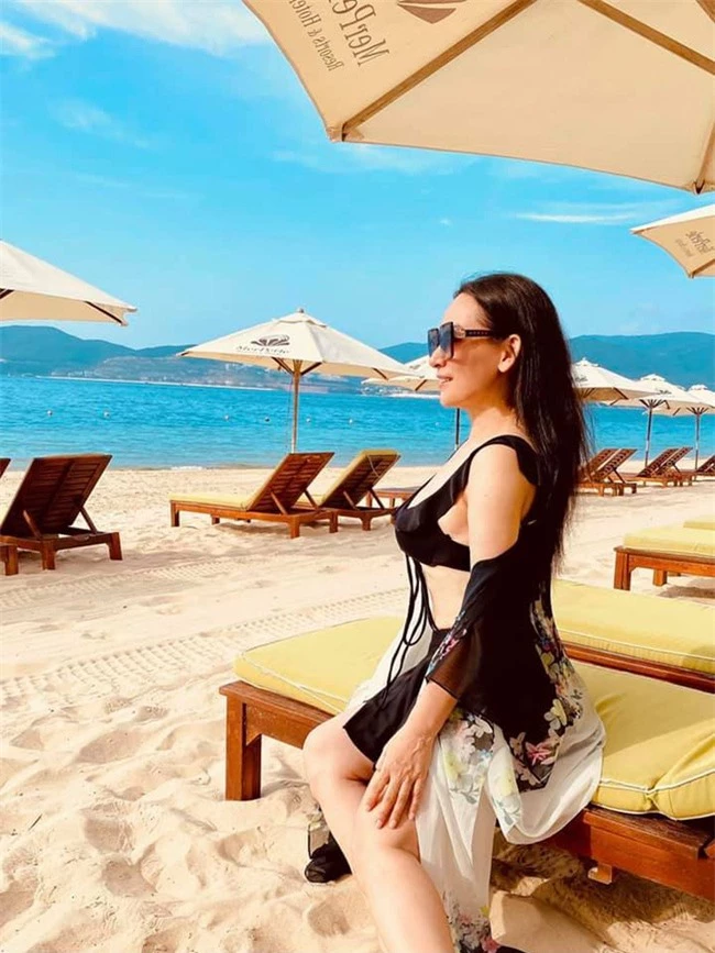 Phi Nhung diện bikini khoe body nhưng không "hot" bằng khoảnh khắc bồng bế với trai trẻ 6 múi - Ảnh 3. Phi Nhung diện bikini khoe body nhưng không "hot" bằng khoảnh khắc bồng bế với trai trẻ 6 múi - Ảnh 3.