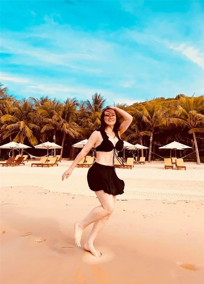 Phi Nhung diện bikini khoe body nhưng không "hot" bằng khoảnh khắc bồng bế với trai trẻ 6 múi - Ảnh 4. Phi Nhung diện bikini khoe body nhưng không "hot" bằng khoảnh khắc bồng bế với trai trẻ 6 múi - Ảnh 4.
