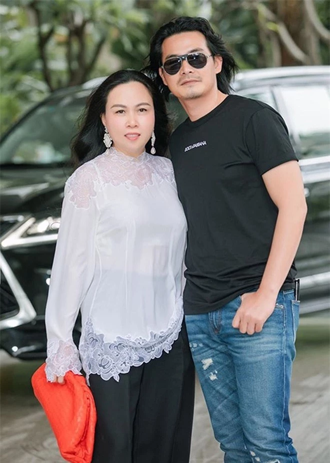 Quách Ngọc Ngoan chia sẻ cuộc sống hậu ly hôn, hé lộ hình xăm ảnh Phượng Chanel bên ngực trái - Ảnh 1. Quách Ngọc Ngoan chia sẻ cuộc sống hậu ly hôn, hé lộ hình xăm ảnh Phượng Chanel bên ngực trái - Ảnh 1.