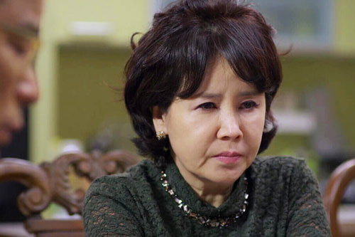 Mẹ chồng "đóng kịch" thương con dâu suốt 1 năm, đến bữa cơm bà bỗng khen đứa con ngoài giá thú của chồng tôi rồi hạ màn cay độc