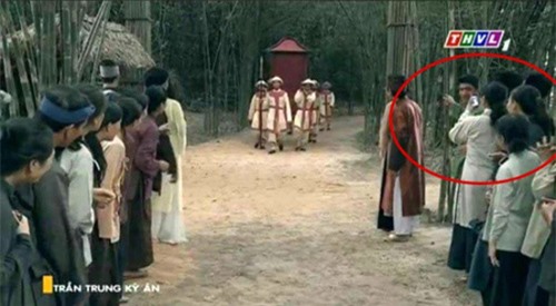 Những hạt sạn nhỏ này khiến khán giả được phen cười nghiêng ngả