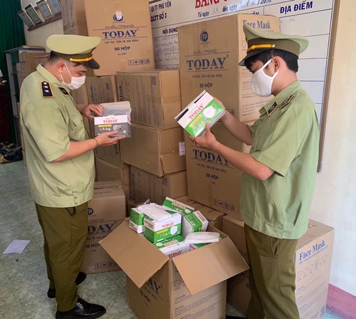Hàng hóa vi phạm gồm: Khẩu trang 4 lớp TODAY số lượng: 45.000 cái. Today 3 lớp số lượng 17.500 cái. Khăn ướt nhãn hiệu Lovely loại 150 tờ/hộp số lượng 600 gói. Vải không dệt made in china, số lượng 195 kg. Găng tay vải không nhãn hiệu, số lượng 750 kg. Hàng hóa vi phạm gồm: Khẩu trang 4 lớp TODAY số lượng: 45.000 cái. Today 3 lớp số lượng 17.500 cái. Khăn ướt nhãn hiệu Lovely loại 150 tờ/hộp số lượng 600 gói. Vải không dệt made in china, số lượng 195 kg. Găng tay vải không nhãn hiệu, số lượng 750 kg.