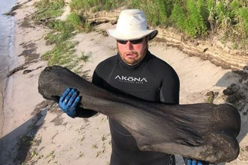 Lặn sông bất ngờ phát hiện 'quái vật' khổng lồ