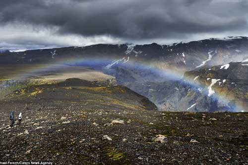 Những hình ảnh cầu vồng vắt qua núi ngoạn mục ở Iceland
