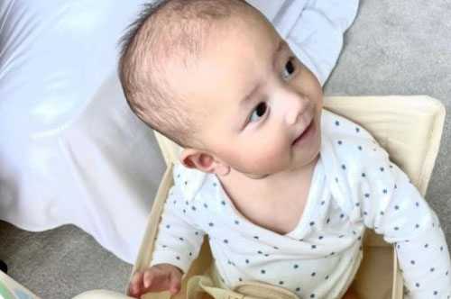 Vẻ mặt thích thú của bé Lisa nhà Hồ Ngọc Hà khi được làm điều này mỗi sáng