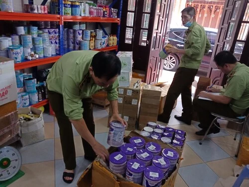Kèm theo sữa bột là 226 sản phẩm Mỹ phẩm cũng không có chứng từ nguồn gốc Kèm theo sữa bột là 226 sản phẩm Mỹ phẩm cũng không có chứng từ nguồn gốc