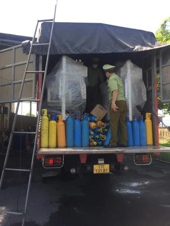 Khám xét xe tải chở đầy bình nén chứa khí N20 "Khí cười" độc hại 