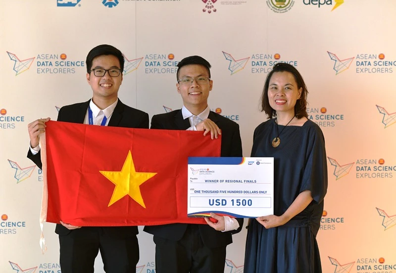 Trung và đồng đội đã chiến thắng tại vòng khu vực của cuộc thi Khám phá Khoa học Dữ liệu ASEAN năm 2019 nhờ ý tưởng triển khai chiến lược 10 năm trên quy mô toàn khu vực nhằm đem lại cơ hội học tập trực tuyến và bình đẳng kinh tế-xã hội cho các cộng đồng dân tộc thiểu số.