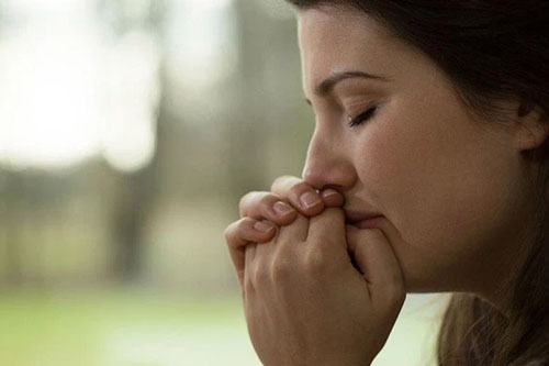 Đến ở nhờ nhà bạn trai, tôi choáng váng khi bắt gặp mẹ anh với đôi mắt sưng đỏ đứng trong nhà bếp