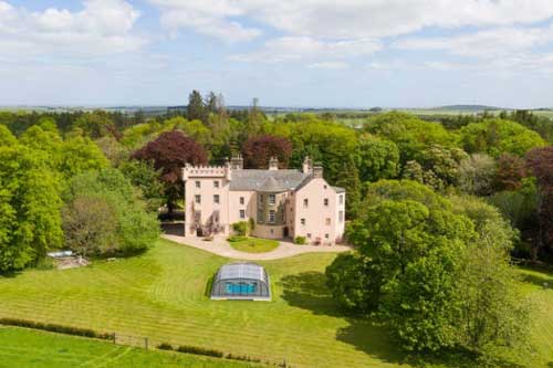 Lâu đài màu hồng đẹp như cổ tích ở vùng cao nguyên Scotland