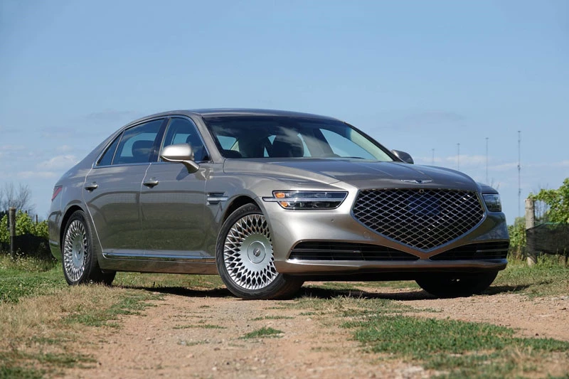 6. Genesis G90 2021 (giá khởi điểm của biến thể động cơ V6: 72.950 USD, công suất tối đa: 365 mã lực). 