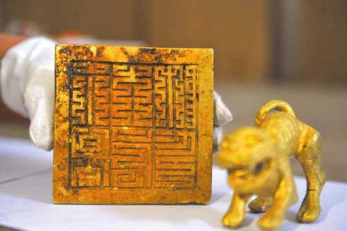 Ông lão người Tứ Xuyên đào trộm được con dấu ở sông Mân Giang và bán với giá 8 triệu NDT: 3 năm sau, “quả báo” ập đến