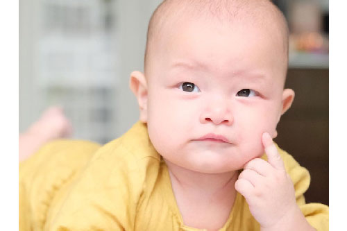 Bé Leon bị chê xấu, Hồ Ngọc Hà chỉ nói 1 câu thôi mà “thấm” thế này